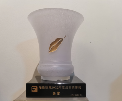 江西省非物質(zhì)文化遺產(chǎn)古彩代表性傳承人洪爵振作品獲得金獎(jiǎng)