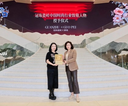 中國著名服裝設計師郭培出任“冠珠瓷磚中國時尚行業(yè)致敬人物”，高定之美一塊傳承！