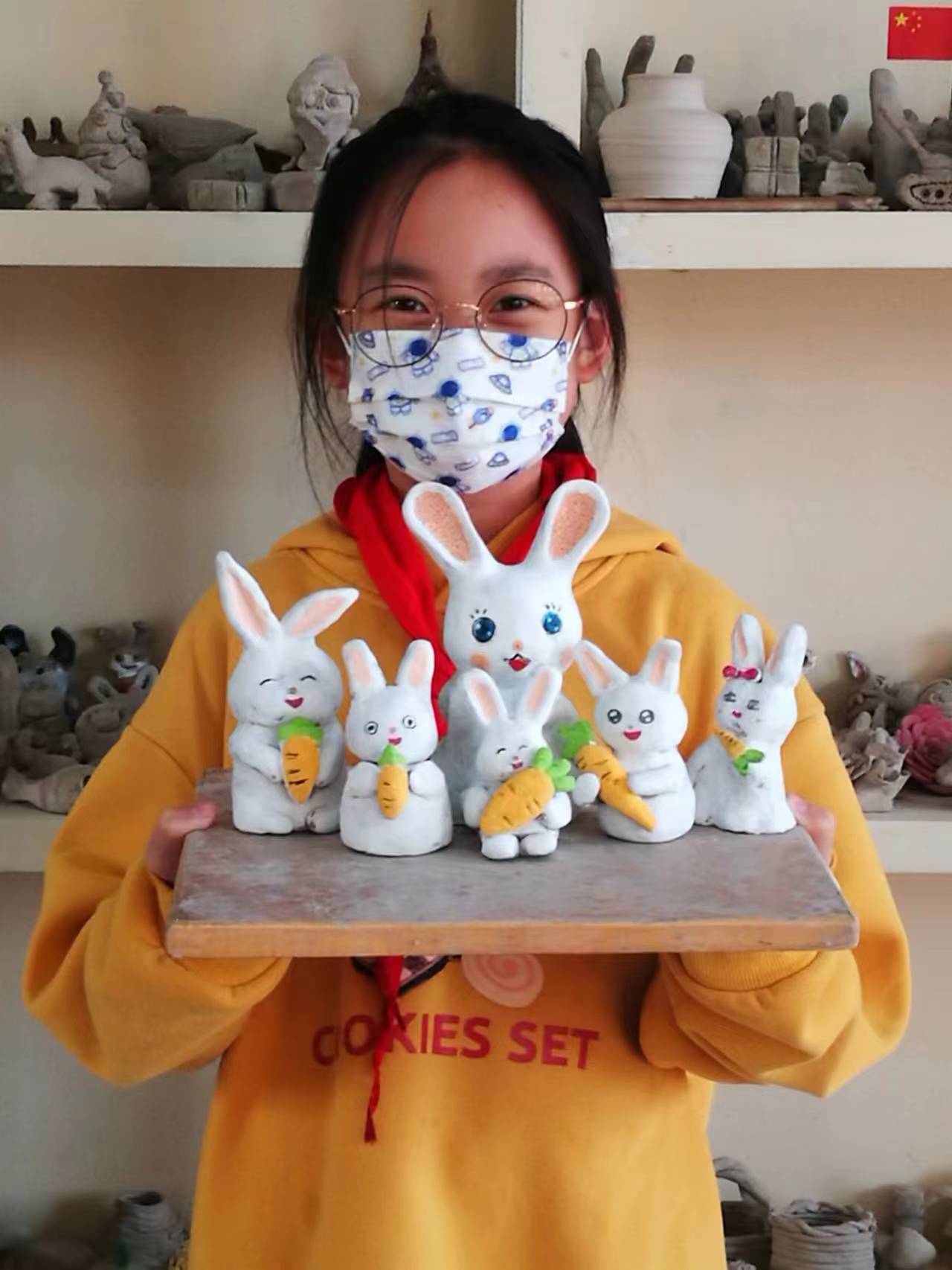 “藝”起加油――盛世長安小學陶藝社團巧手迎兔年 (2).jpg