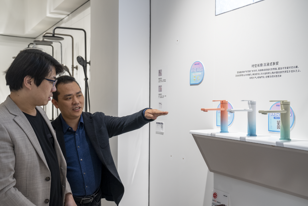 1678596152212152.png 邵唯晏與中建協(xié)室內(nèi)設(shè)計委一行蒞臨浪鯨衛(wèi)浴參觀交流4.png