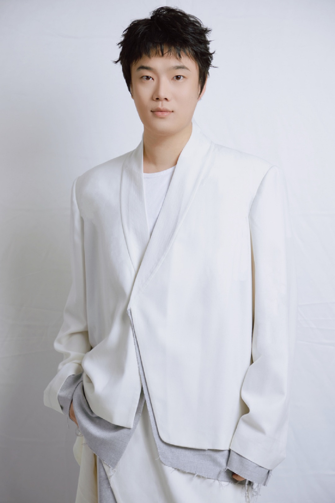 5 0 明星服裝定制設(shè)計(jì)師，三寸盛京華服品牌創(chuàng)始人張突然.jpg